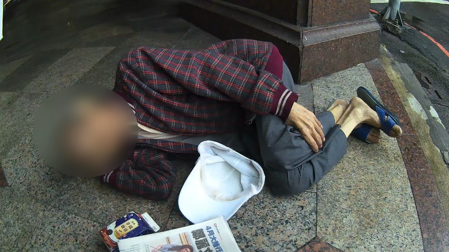 有片｜台中阿伯雨天跌倒竟悠哉「就地側睡」　警一看傻眼！原因曝光助返家