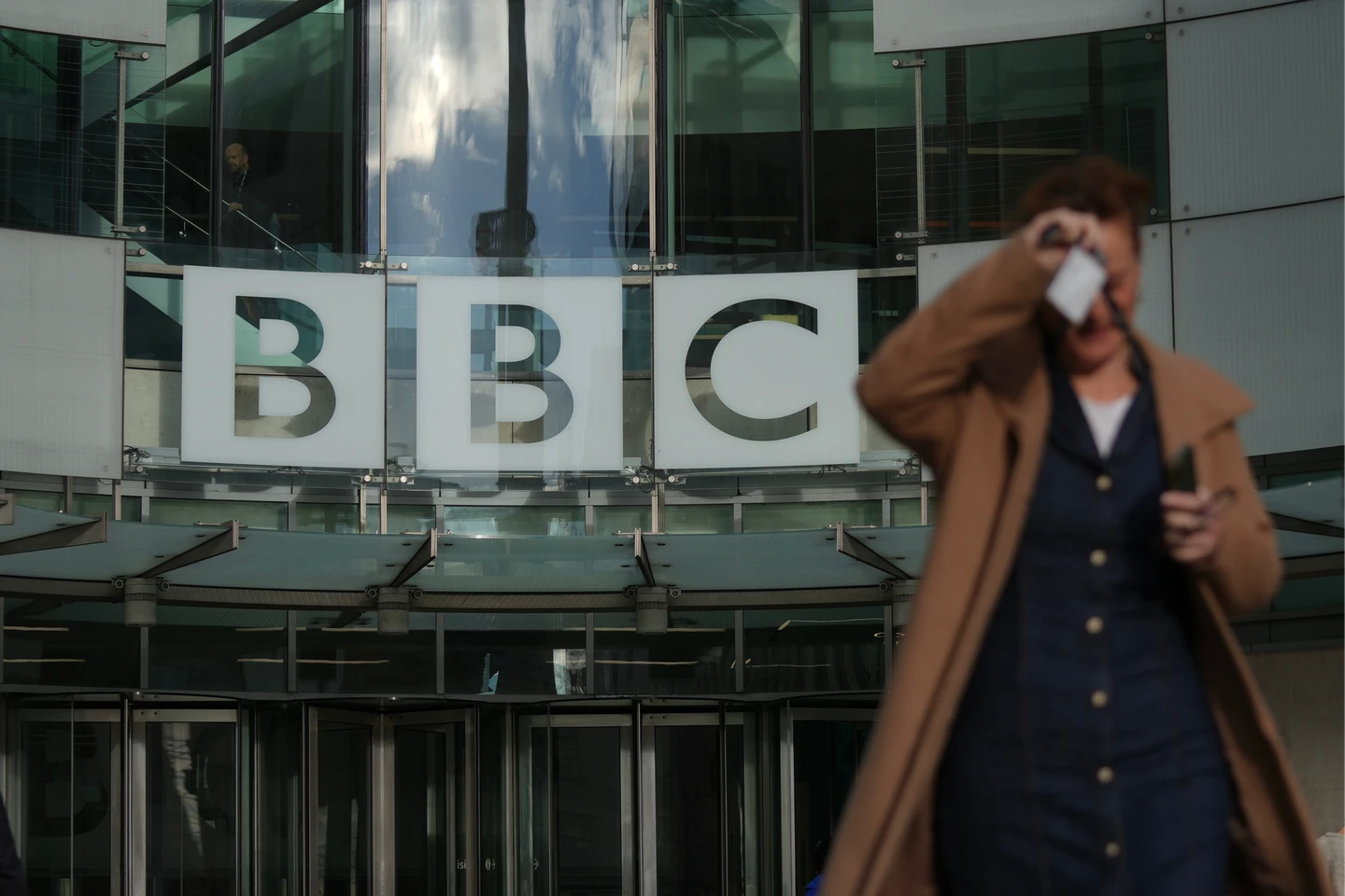 15年來最大波裁員！BBC擬撤2000職位　內部調查外流、主播曝內情