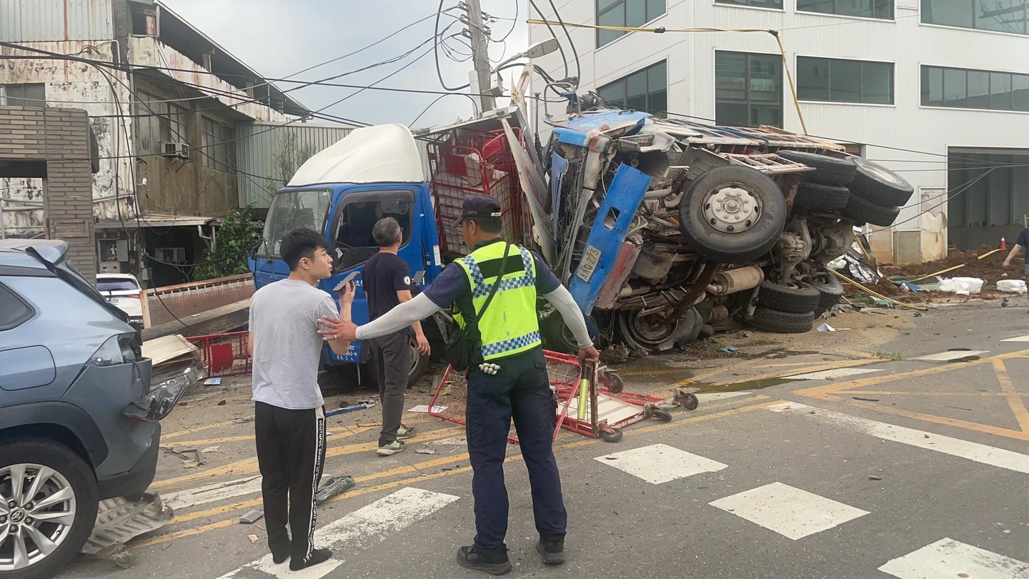 有片｜鶯歌重大車禍！砂石車翻覆連撞7車7人送醫　現場慘況曝
