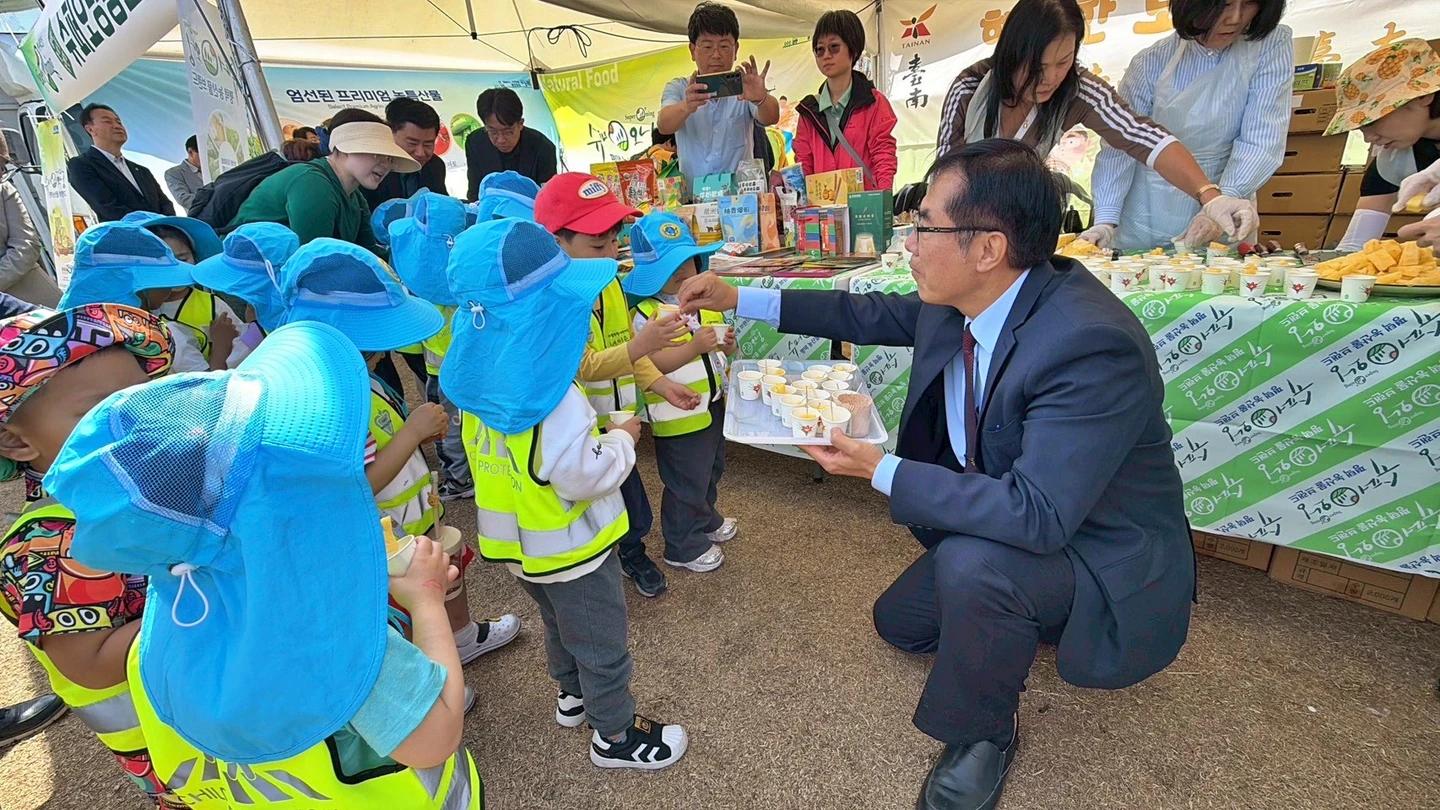 黃偉哲赴韓賣鳳梨！「削皮神技」全場驚呼　幼童試吃甜喊：馬西搜優