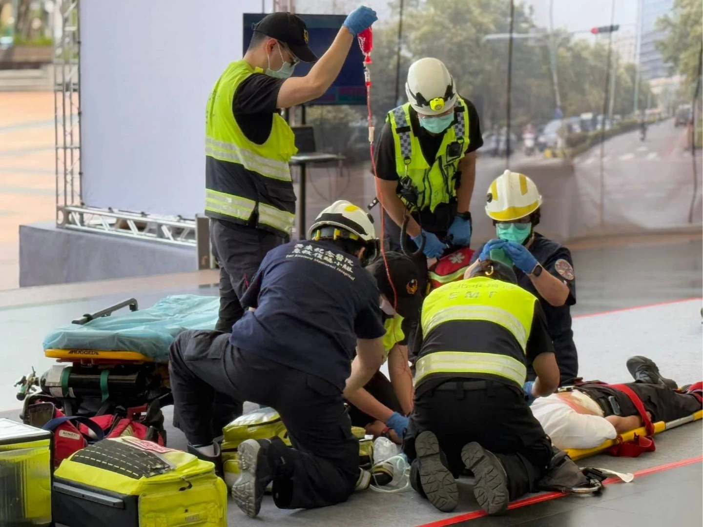 證券副理小年夜突倒地無心跳！國三兒CPR救父撿回一命　現身謝消防員助重生