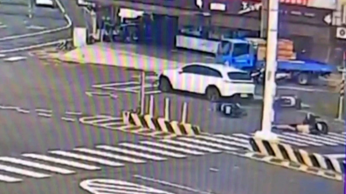 有片｜43歲女開休旅車「打保齡球」撞倒3騎士！再猛撞分隔島　竟是毒駕　