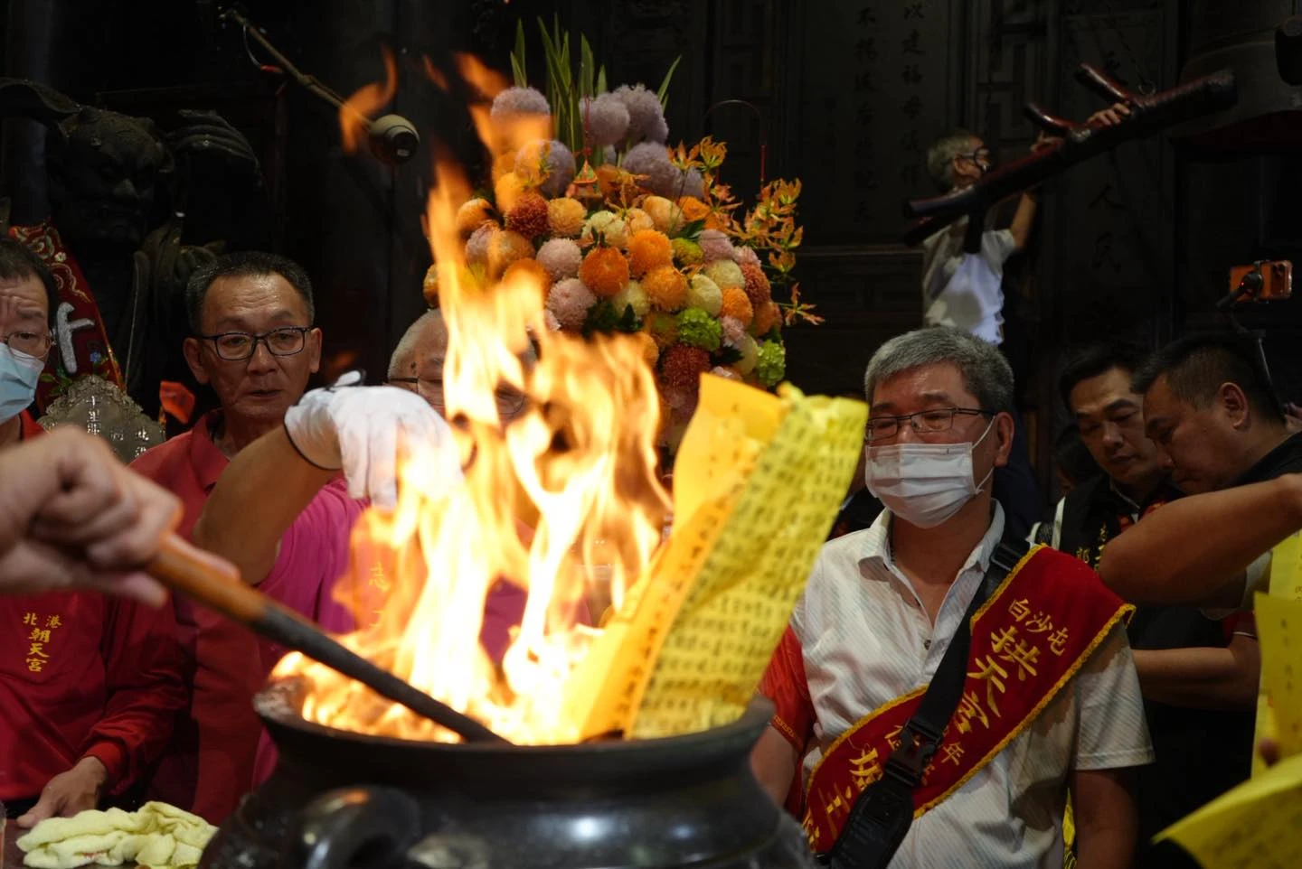 直播Day5｜白沙屯媽「刈火」引萬年香火！1610張疏文誦讀3小時　「粉紅超跑」起駕回鑾