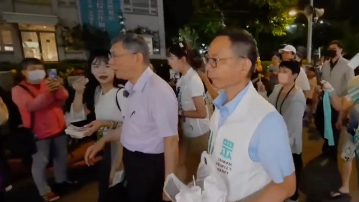 有片｜逢甲夜市驚魂！柯文哲掃街突遭辣椒水攻擊　多人當場淚崩狂咳