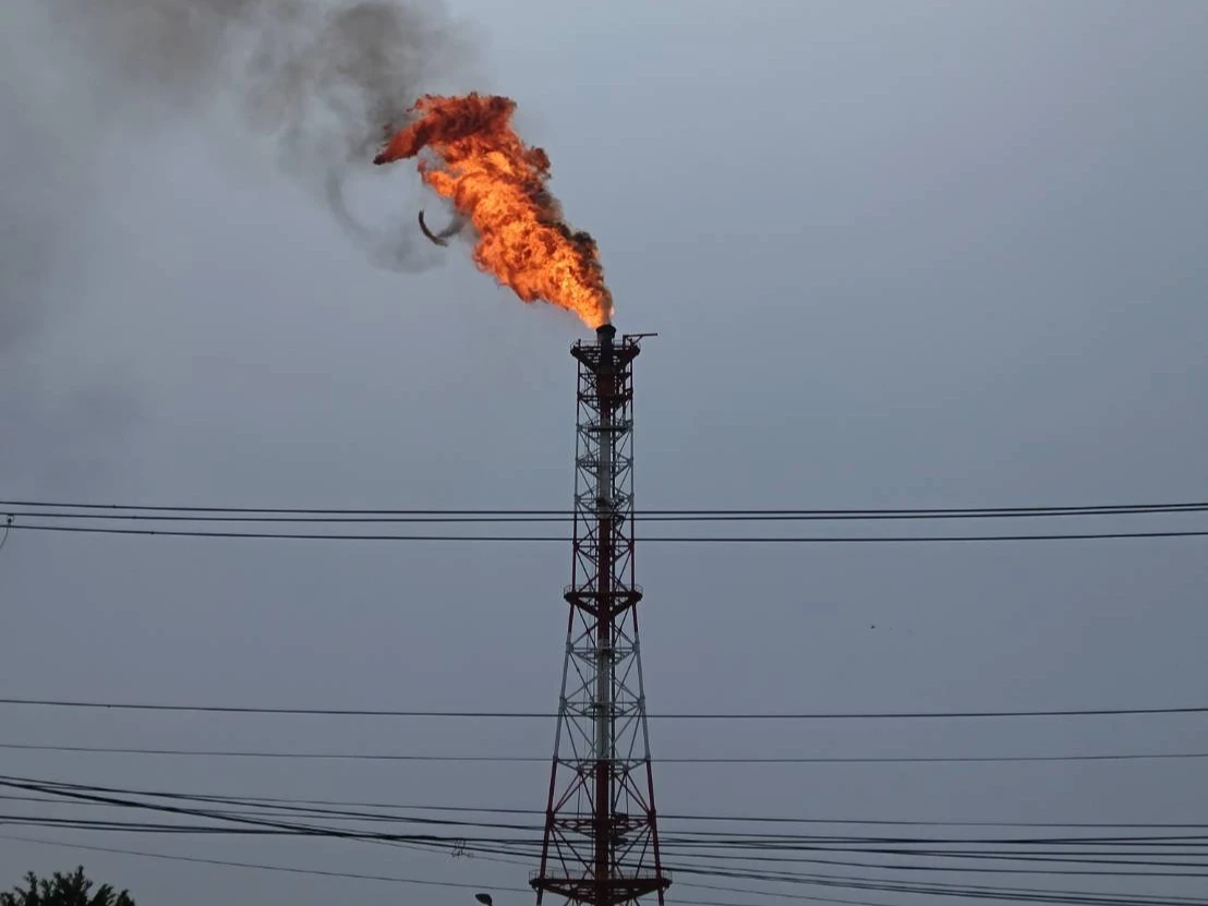 有片｜中油林園廠燃燒塔噴火狂燒！黑煙猛竄嚇壞民眾　原因曝光 