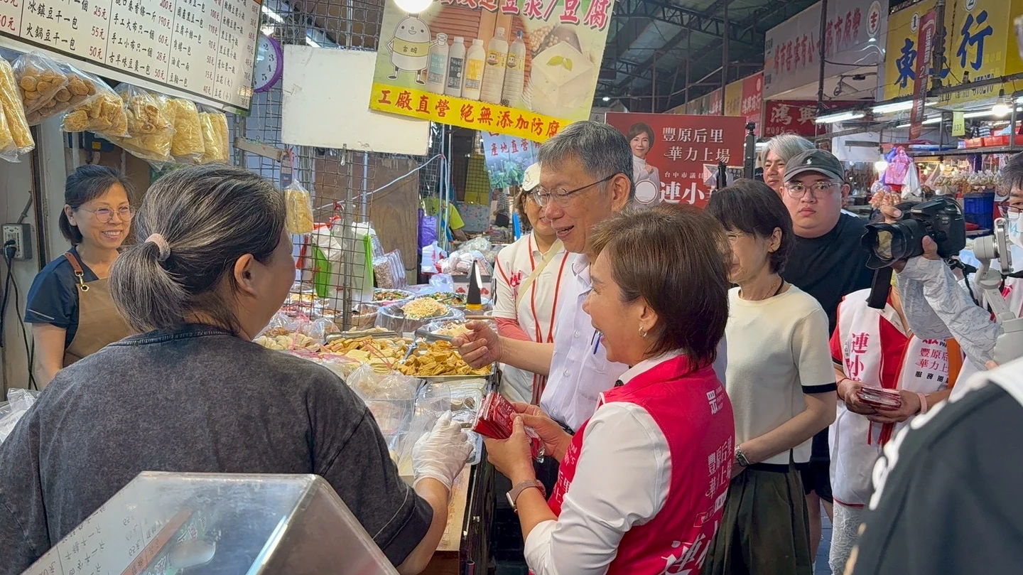 柯文哲現身台中豐原市場！攤商握手落淚　被問藍白合反應很微妙