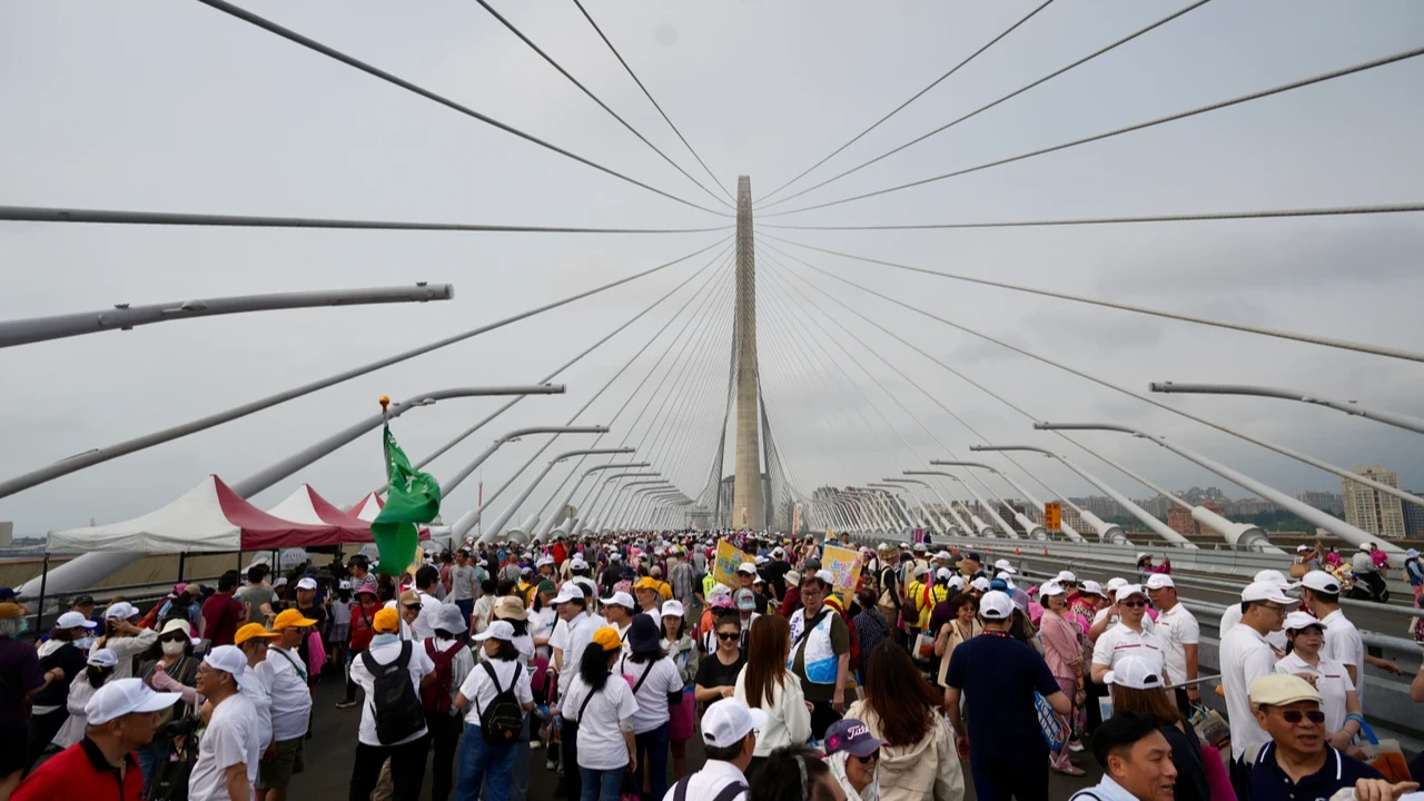 有片｜淡江大橋萬人搶先登橋！2萬張紀念小卡曝光　侯友宜：等了40年