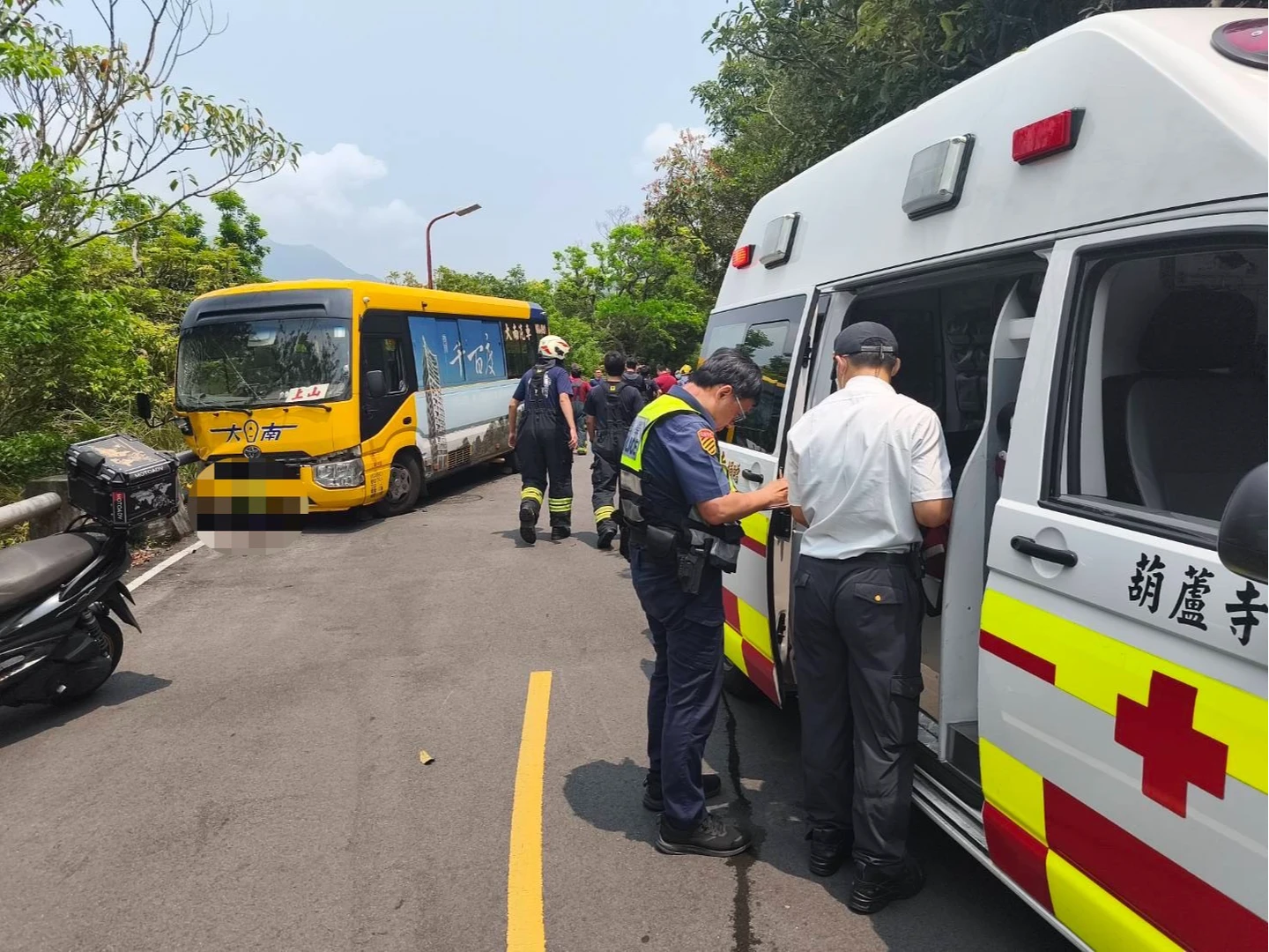 北投公車下山撞護欄！　15傷送醫