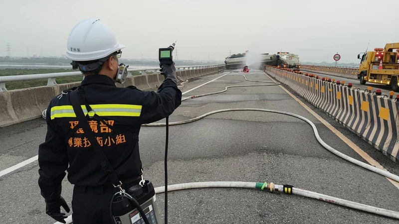 台61中彰大橋5車追撞、3人傷！化學槽車翻覆「醋酸甲酯」外洩　全車道封路