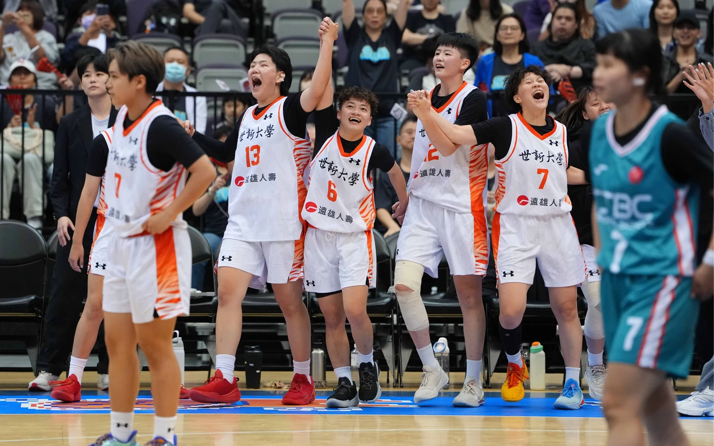 UBA｜拚到爆吐也不想輸！邱詠鈴狂飆26分　世新女籃再度擊敗宿敵中信