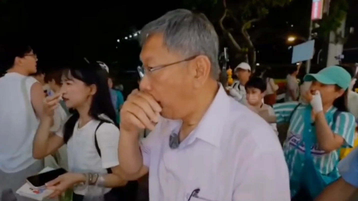 柯文哲逢甲夜市掃街遇襲！40分鐘3波辣椒水伏擊　警成立專案小組釐清