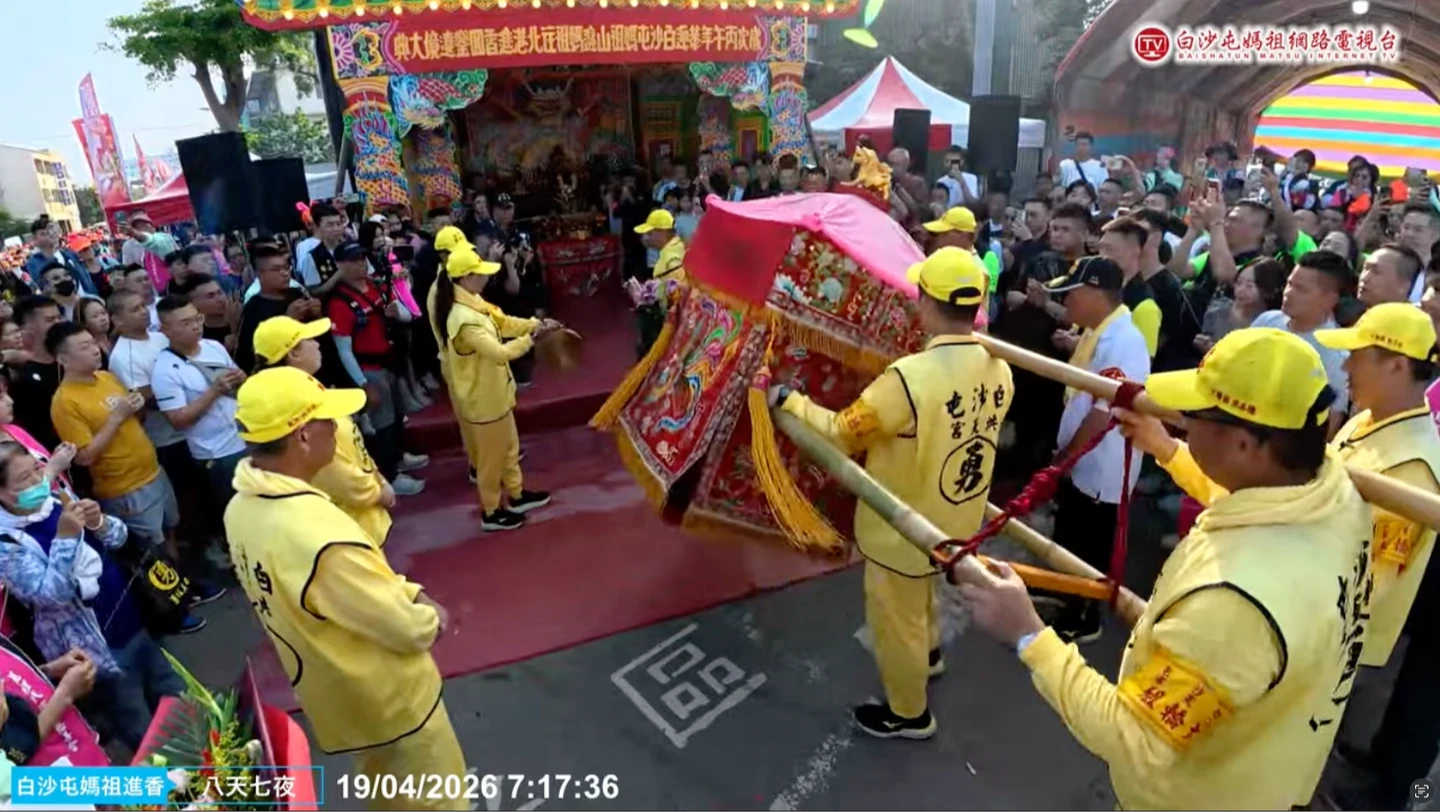 直播Day7｜白沙屯媽祖回鑾返抵苗栗！信眾夾道迎「粉紅超跑」萬人擠爆苑裡鑽轎腳