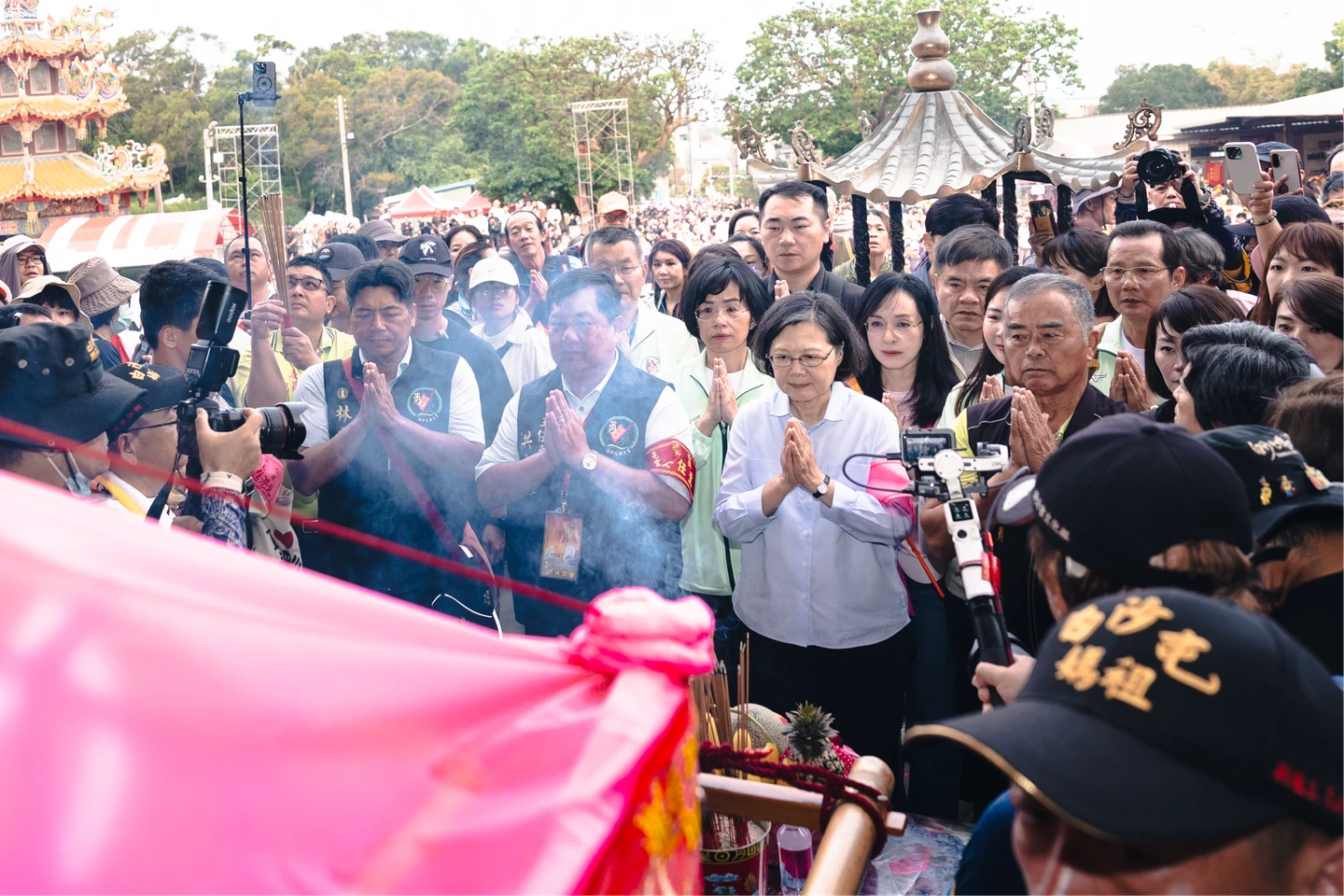 直播Day8｜白沙屯媽祖換轎回鑾　蔡英文拜後跟著走！7年前任內徒步隨轎4公里