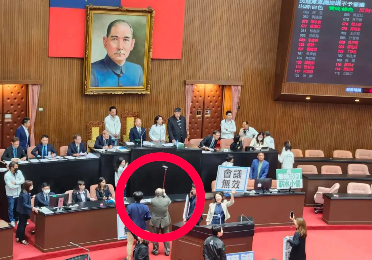 柯建銘慘了！拐杖噴飛擊中徐巧芯拒出庭　法官下令拘提