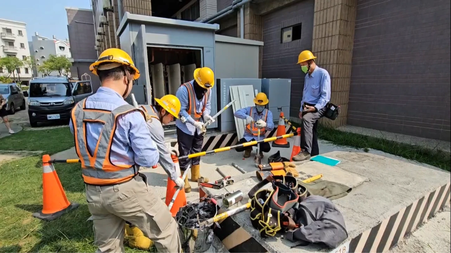 國小電箱突爆炸！竟是遊民當櫥櫃「誤觸高壓電」送醫　害校方大停電