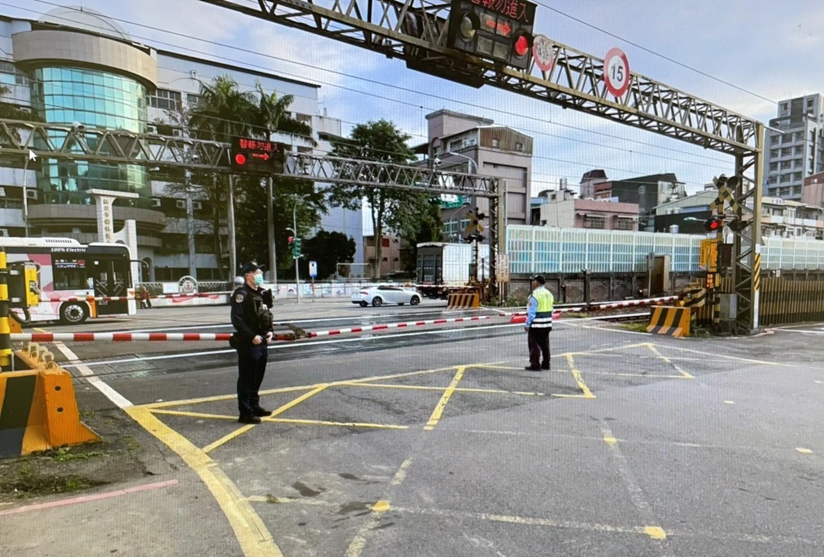 平交道柵欄已放下！男竟強行穿越害區間車急煞　鐵警鎖定身分追緝