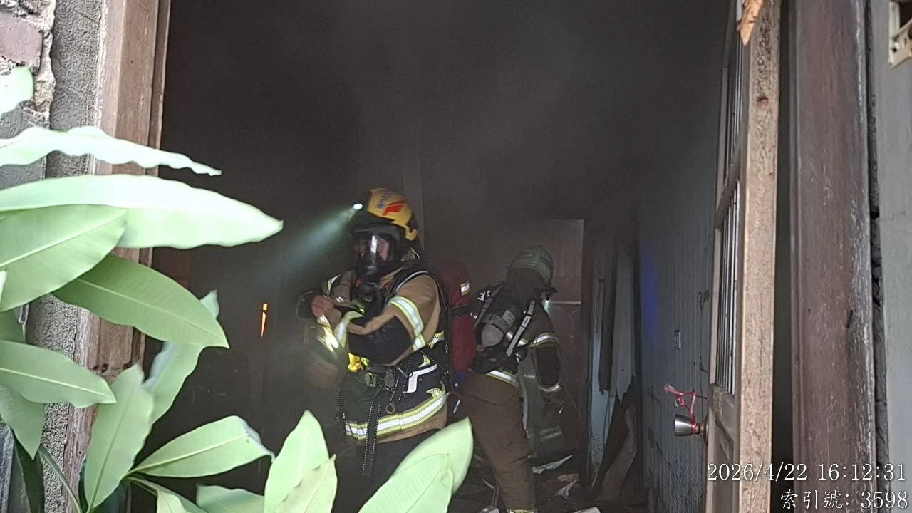 台南空屋起火狂燒！消防局出動22車灌救　驚見女焦屍
