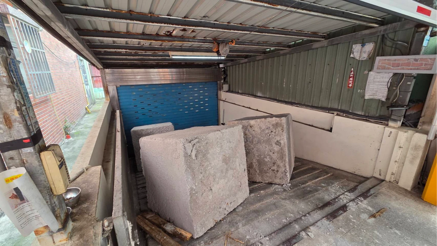 傻眼！停車場入口遭3巨石擋道　竟是地主不滿這事怒報復