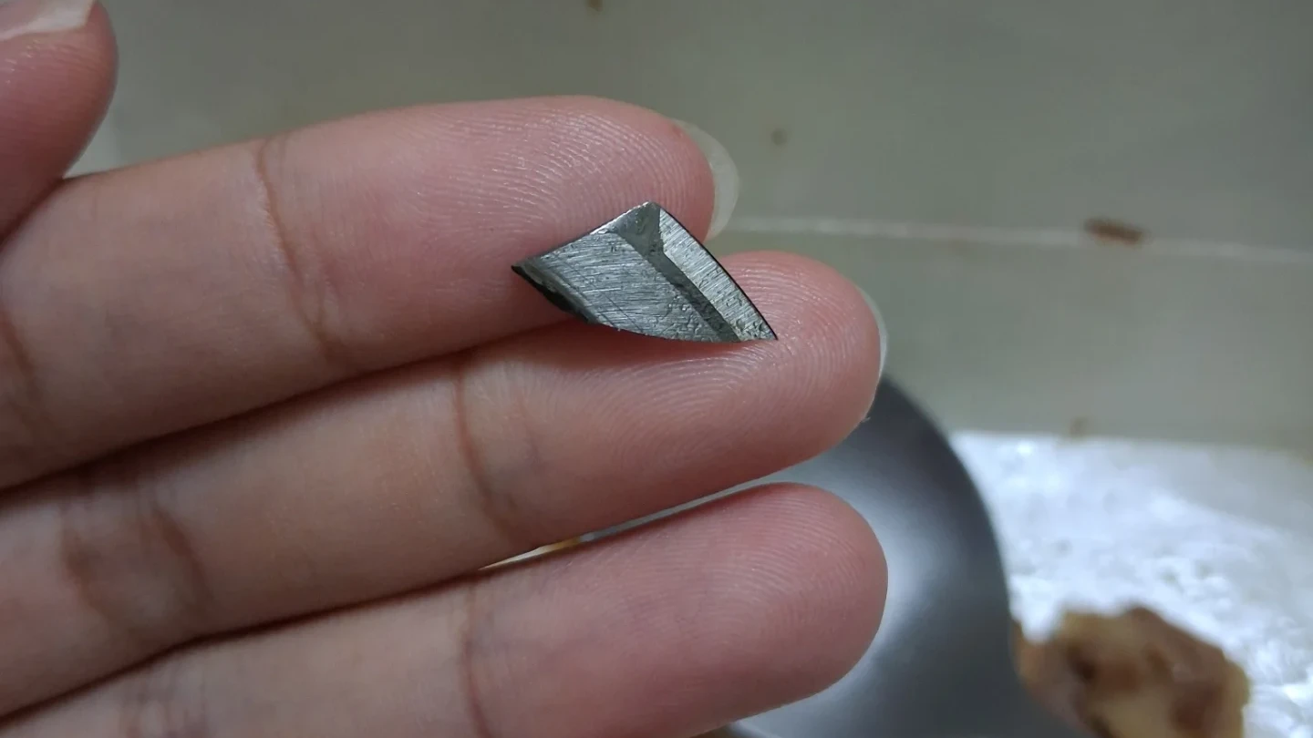 吃火雞肉飯「咔一聲」驚見刀片！她嚇到急吐出　衛生局稽查揭來源要罰了