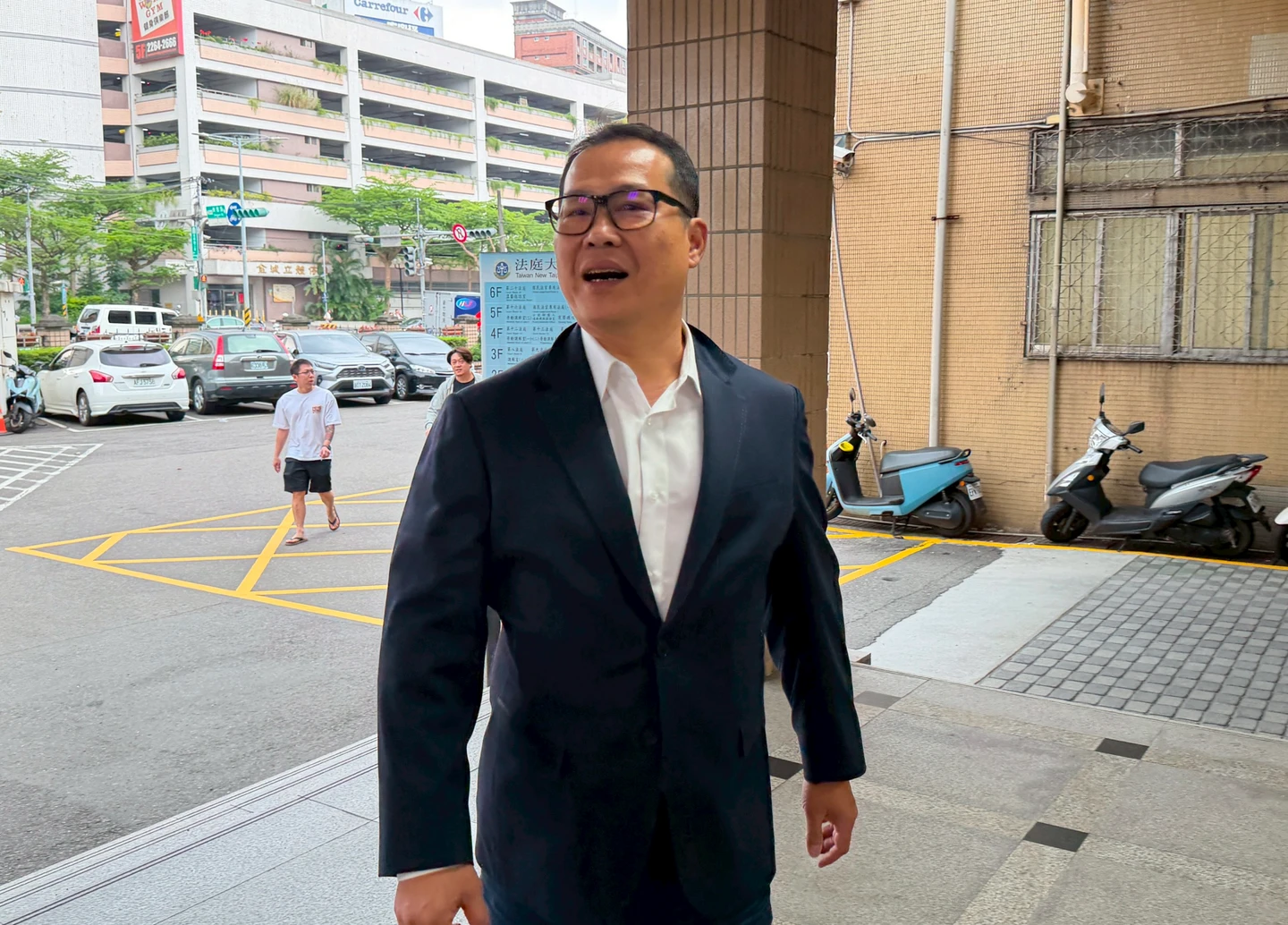 台中銀前董座A公款11億！爽搭私人飛機出遊、租購超跑豪車　出庭吐一句