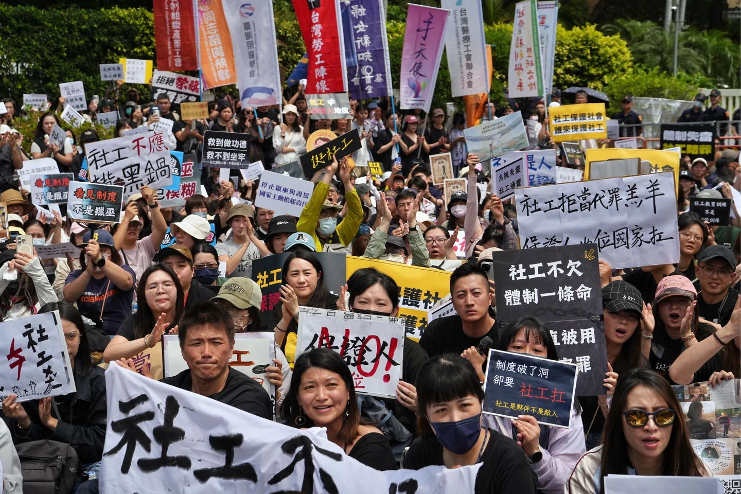 社工拒當替罪羊！1600人湧向行政院　怒吼「卓榮泰踹共」