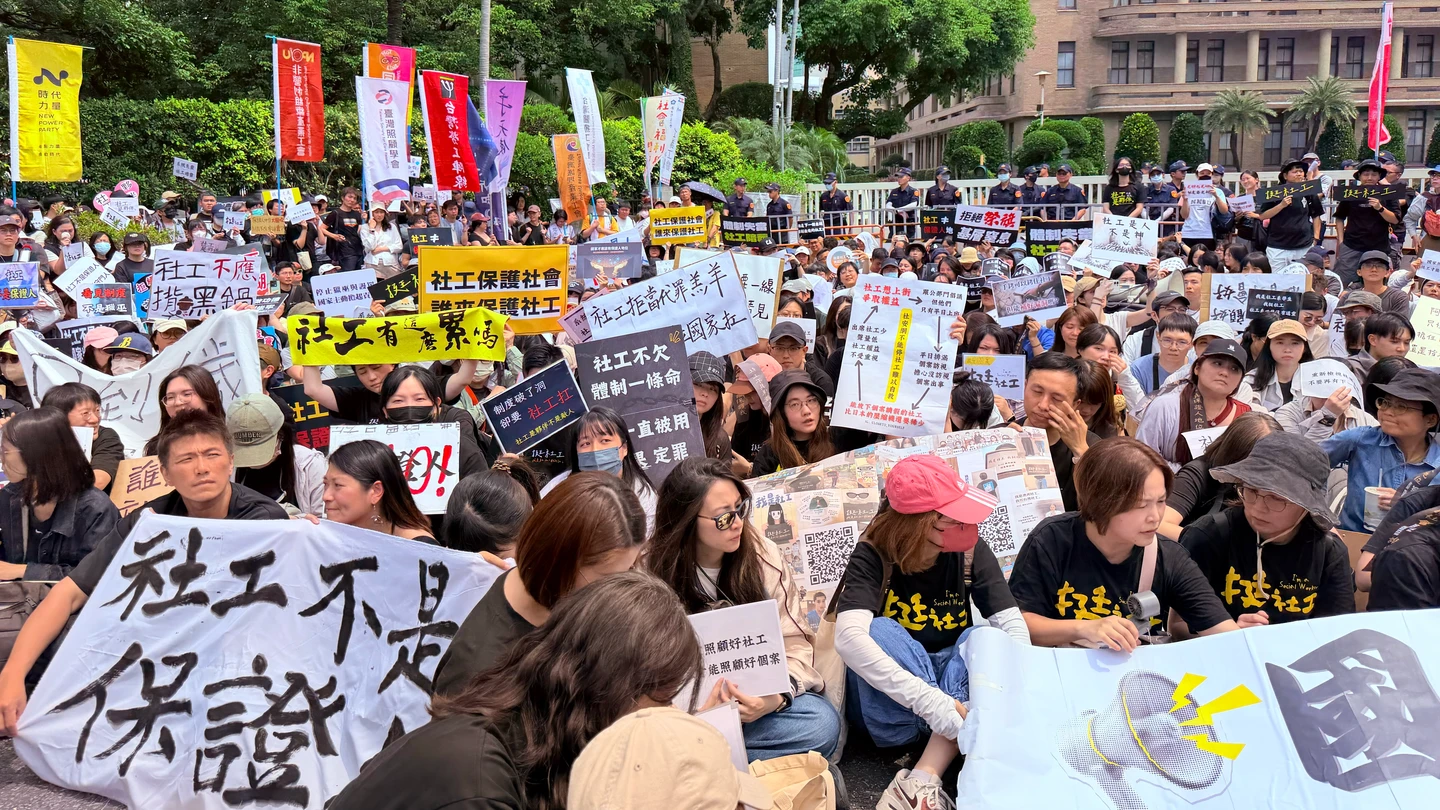 社工拒當替罪羊！1600人湧向行政院　怒吼「卓榮泰踹共」