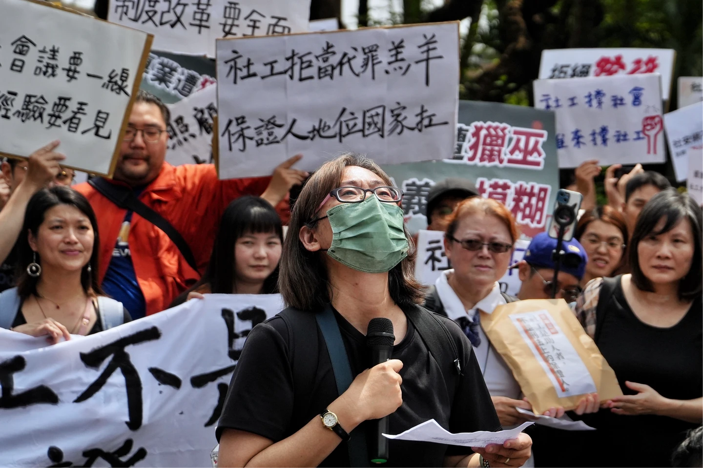 「要堅強、不讓眼淚掉下來」　20年資深社工哽咽：這2年很多震撼教育