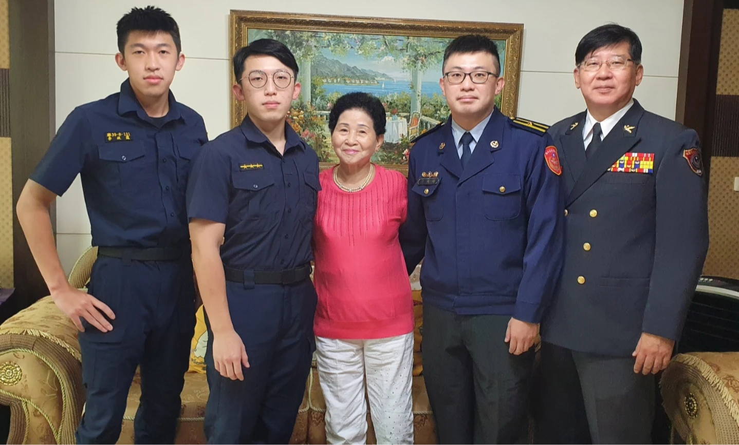 專訪2｜不識字卻養出警消世家！模範母親賣麵、縫傘日睡3小時　貼心兒半夜偷幫忙