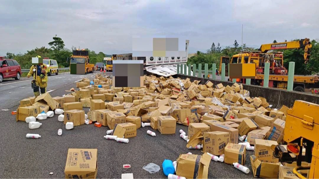 國道3號2大貨車驚悚擦撞！3大1童受傷送醫　清潔劑散滿地交通大回堵