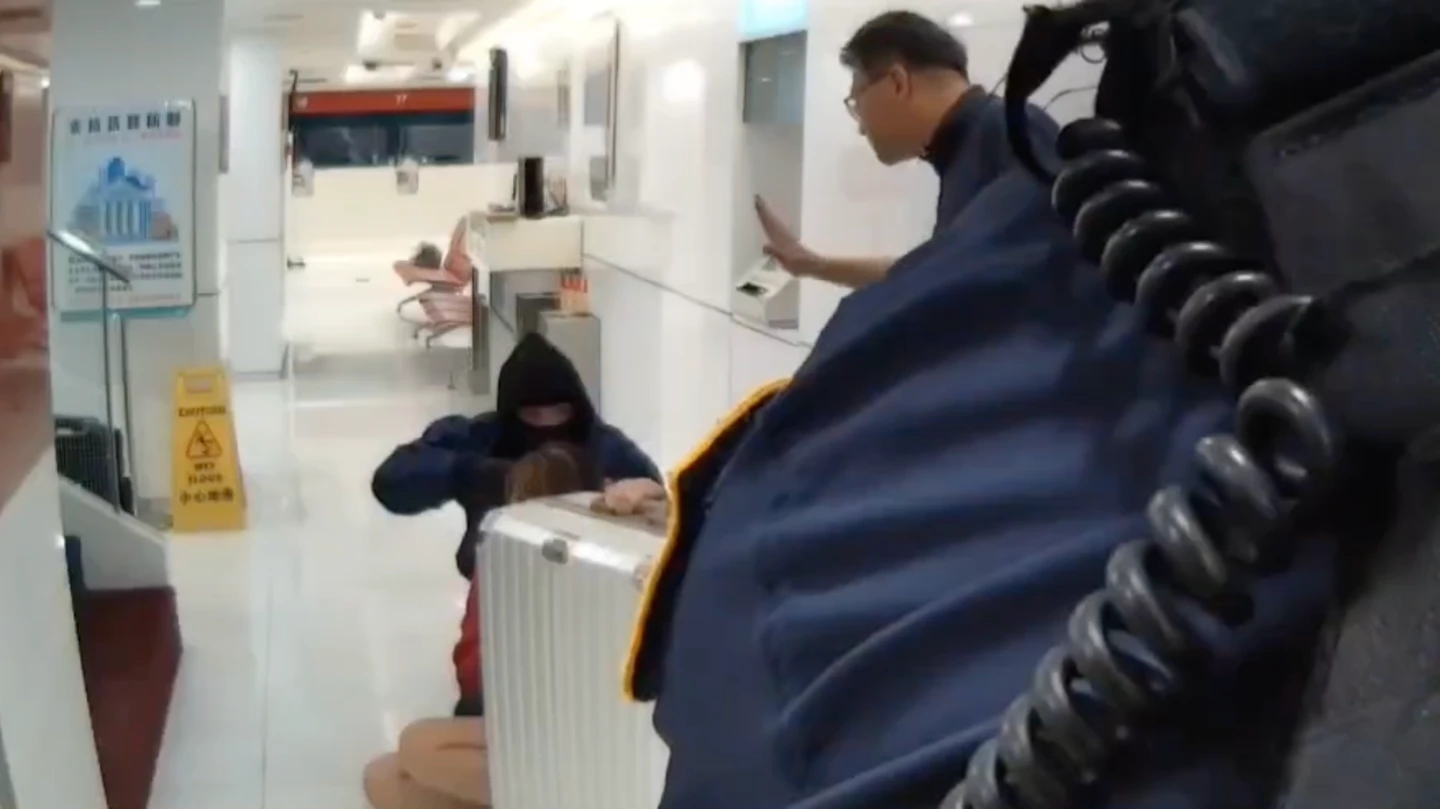 有片｜對峙銀行搶匪驚險畫面曝！敦南所長帶隊制伏　3勇警奪槍掛彩