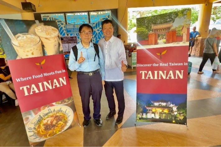 黃偉哲鐵人外交9天跨4國！登長灘島行銷「下一站台南」　驚艷國際旅客