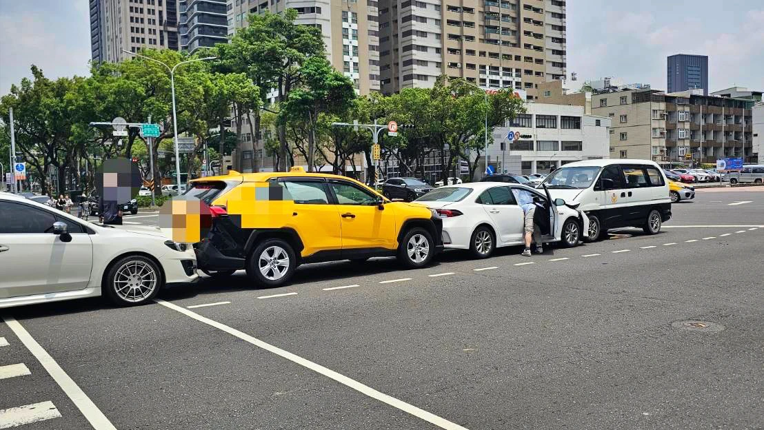 有片｜高雄警車逆向撞3車！51歲警送公文突暈眩　失控連環撞