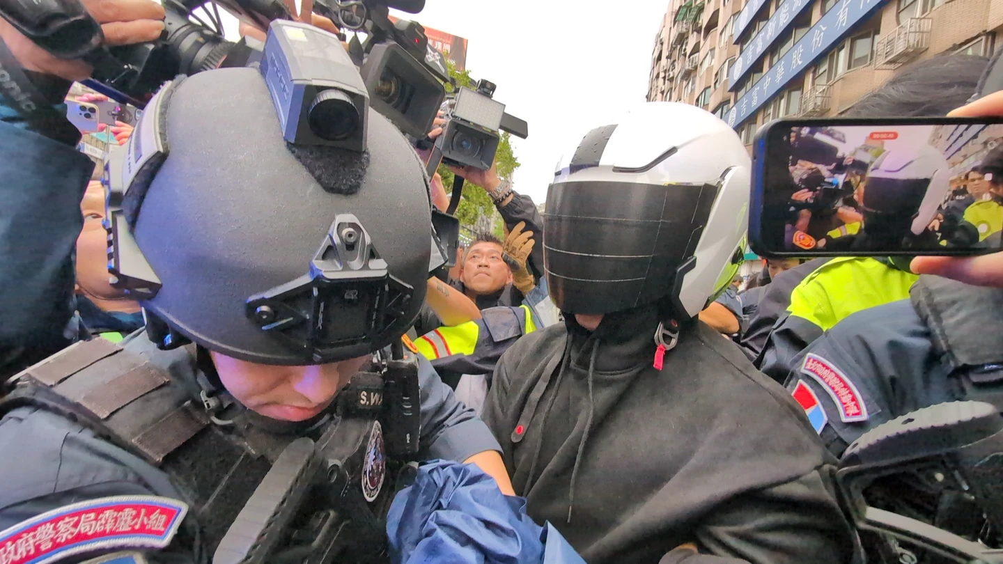 持假槍手榴彈闖中信銀！31歲男帶行李箱搶1000萬　警局長親還原過程