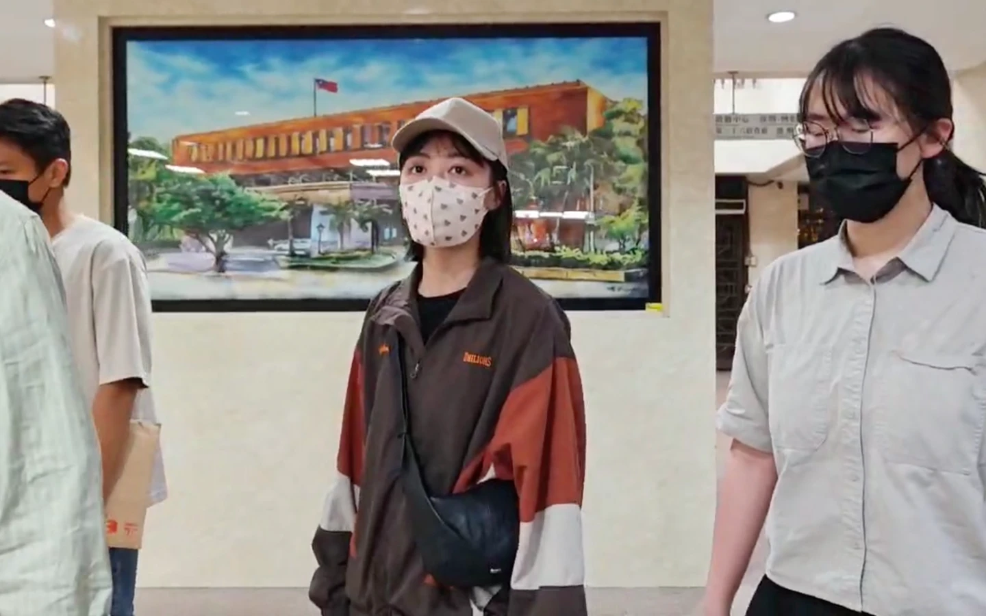 中正二女警涉幫男友查個資！穿超夯潮牌遭移送　10萬交保哭了