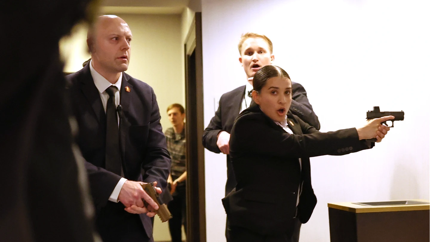 現場畫面曝光！白宮記者晚宴驚傳槍響　川普與梅蘭妮亞被特勤緊急撤離