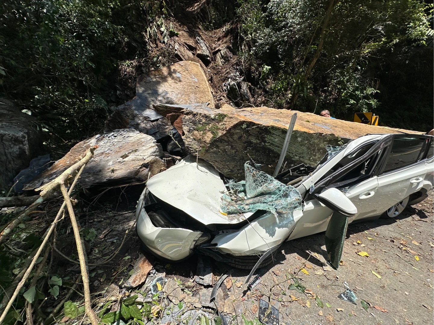 新北烏來傳落石坍落！休旅車壓成廢鐵　駕駛釣魚逃死劫