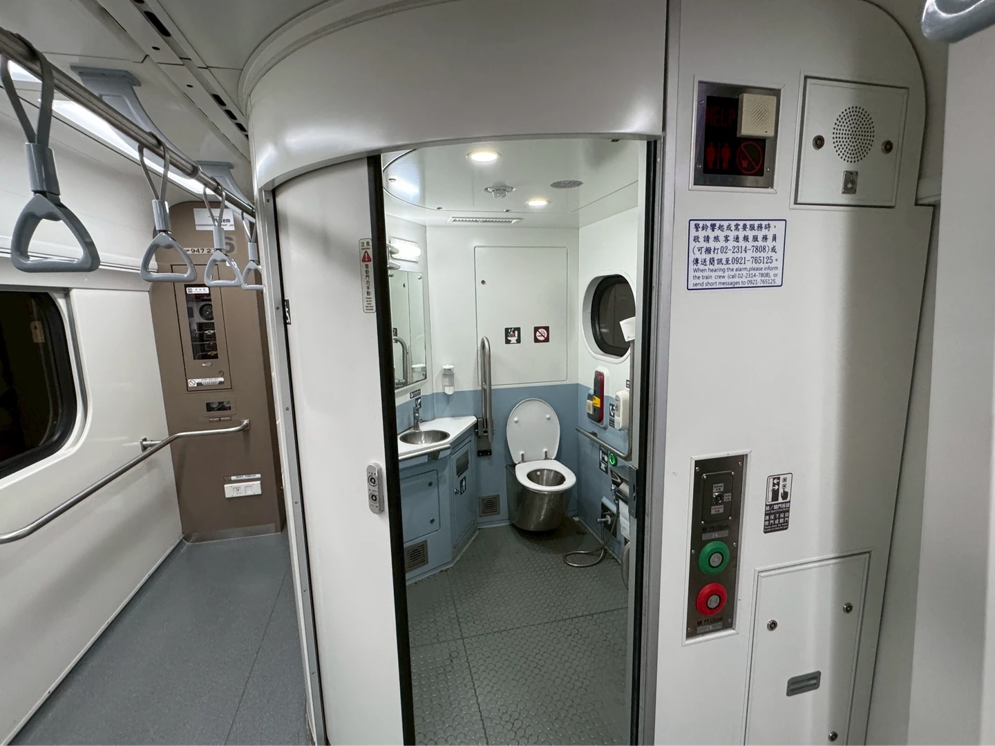 旅客廁所洗澡！列車長開門見裸體　台鐵：本月共3起長期使用蓮蓬頭溢水