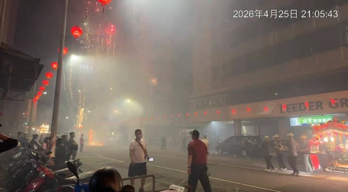 鹽埕遶境放炮炸出濃煙！網轟「像絕地求生」　環保局及警局開罰金額出爐