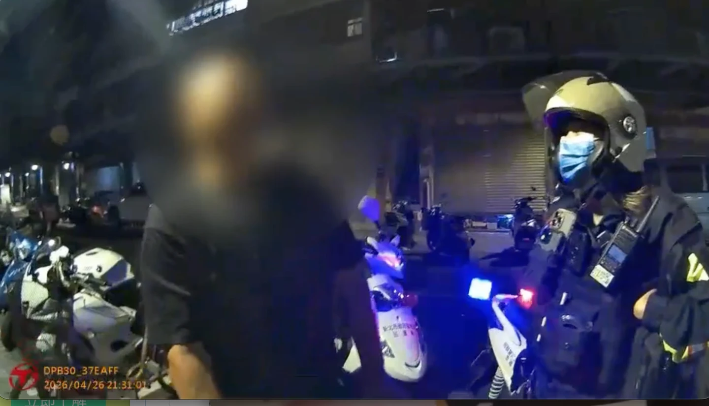 捷運吃口香糖遭勸阻！惡男竟揮拳毆傷保全　還涉逃票這下慘了