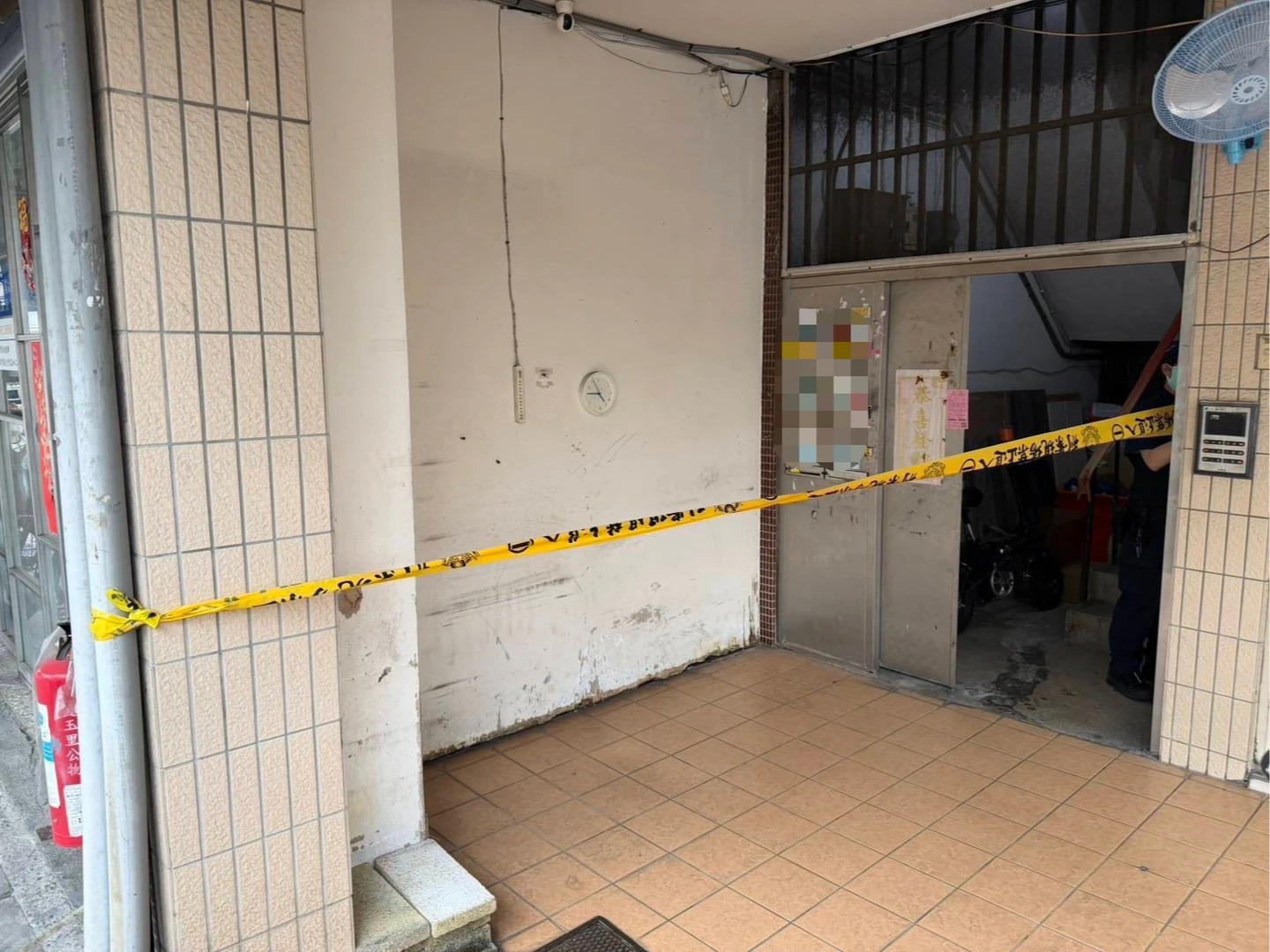 板橋民宅飄惡臭！警破門驚見43歲男倒地亡　失智母呆坐伴屍多日