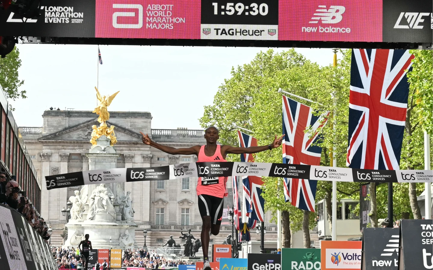 田徑｜衝破人類極限！肯亞馬拉松好手薩威跑進2小時關卡　全球史上第一人