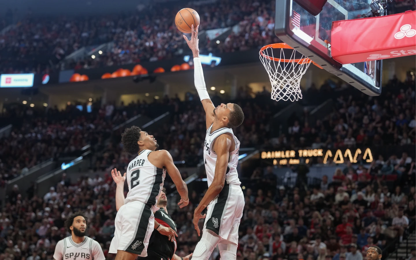 NBA｜腦震盪復出開火鍋店！文班亞馬率馬刺逆轉聽牌　賽後卻對一事很不滿