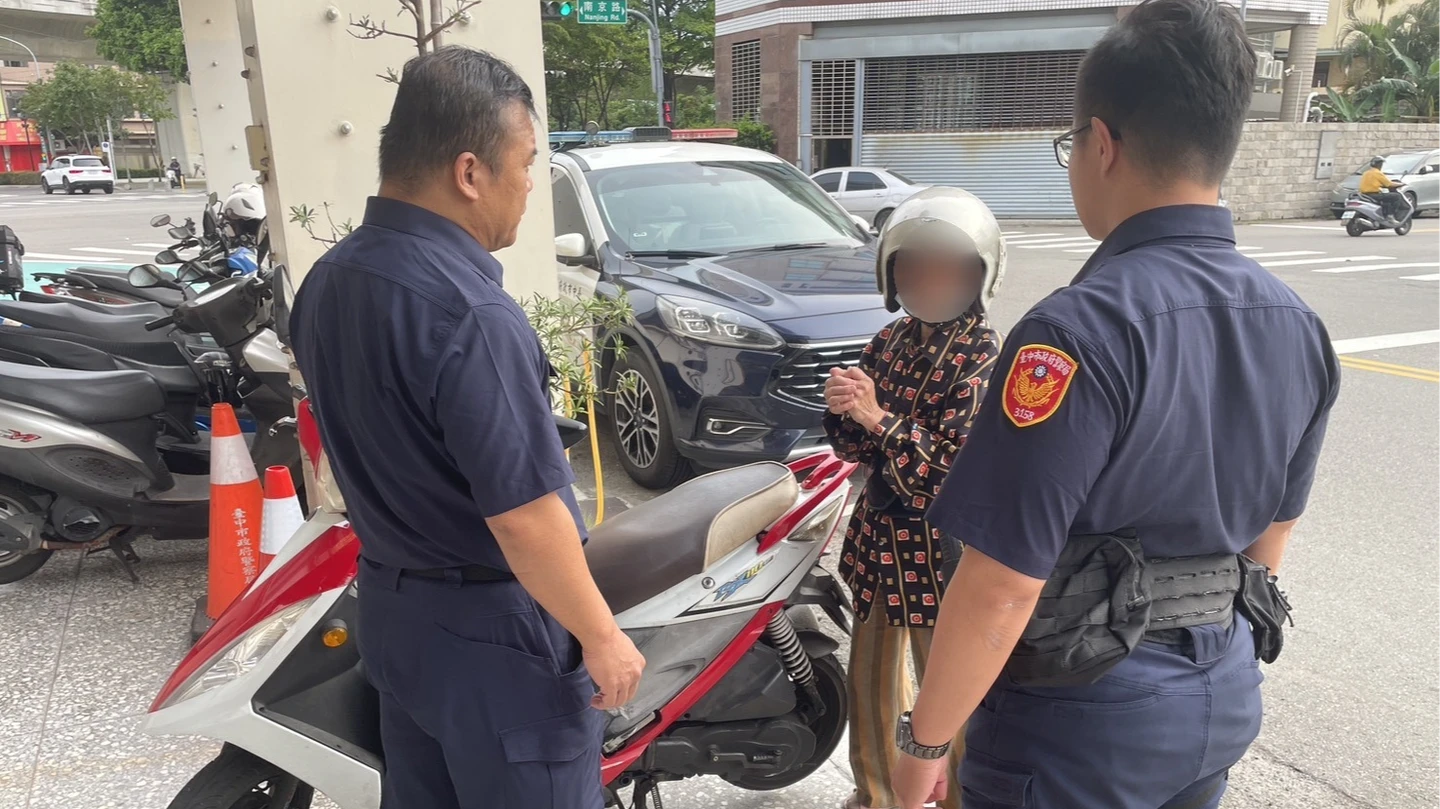 阿嬤市場撿便宜迷路！派出所門口徘徊不敢求助　暖警神救援她連道謝