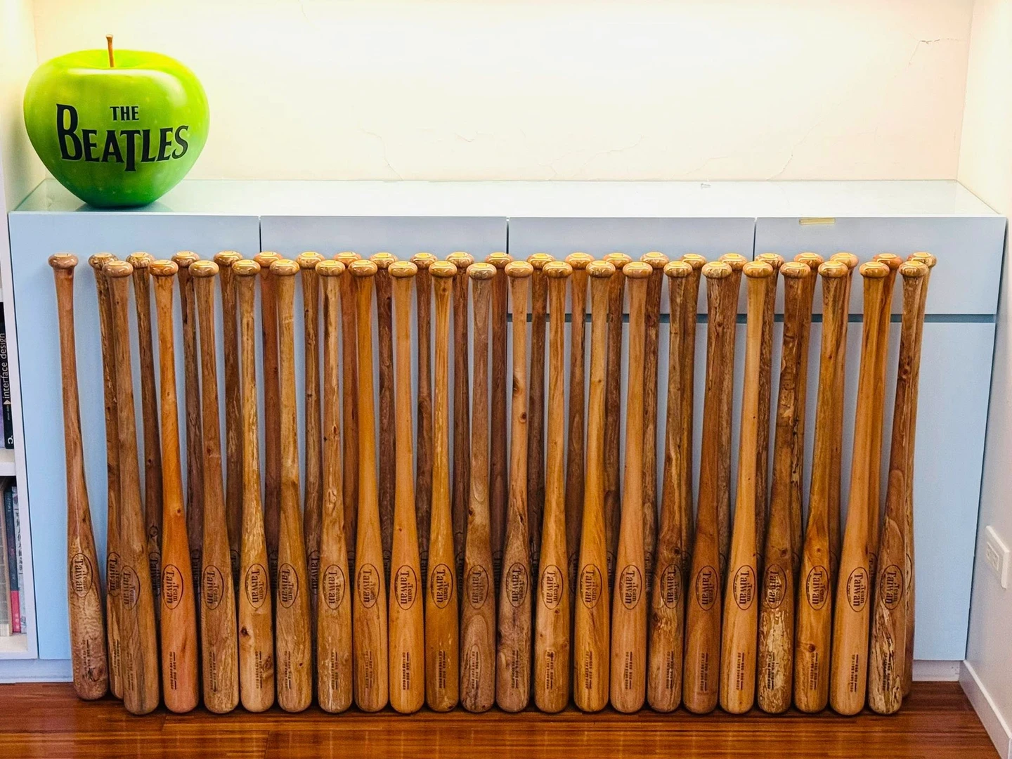 數發部長林宜敬曝自家生產44支棒球　讚「真是漂亮」