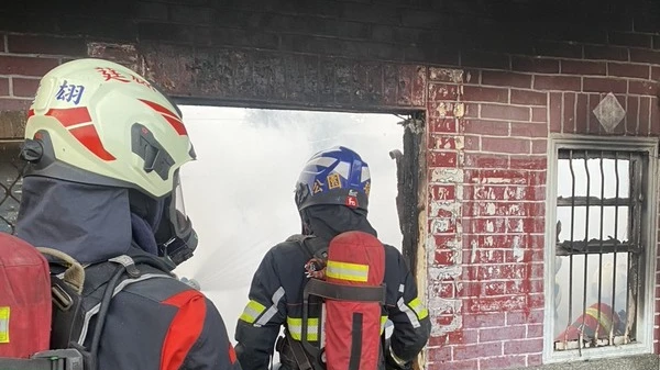 火神無情！暗夜大火燒塌屋頂　子「折返救臥床9旬母」雙雙喪命　