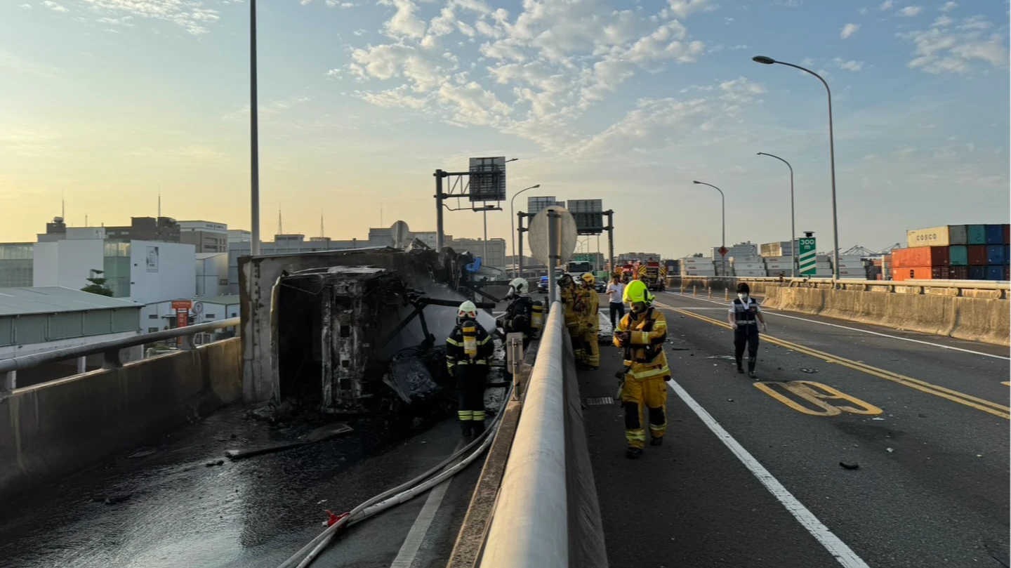 高雄大貨車新生高架橋自撞翻覆起火！24歲駕駛困車內慘死　差300m就抵物流中心