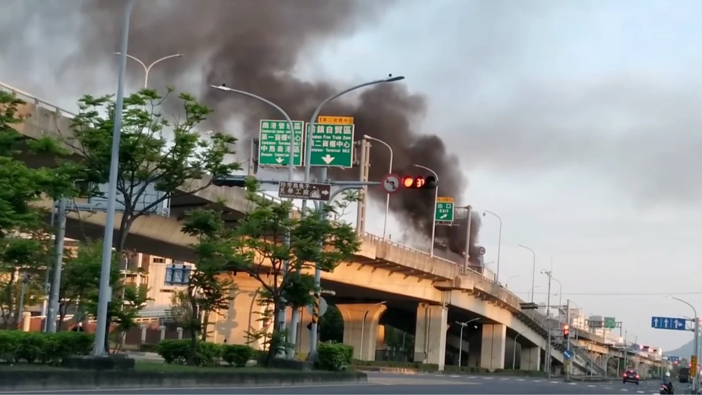 高雄大貨車高架橋自撞翻覆起火！24歲駕駛困車內慘死　差300m就抵物流中心