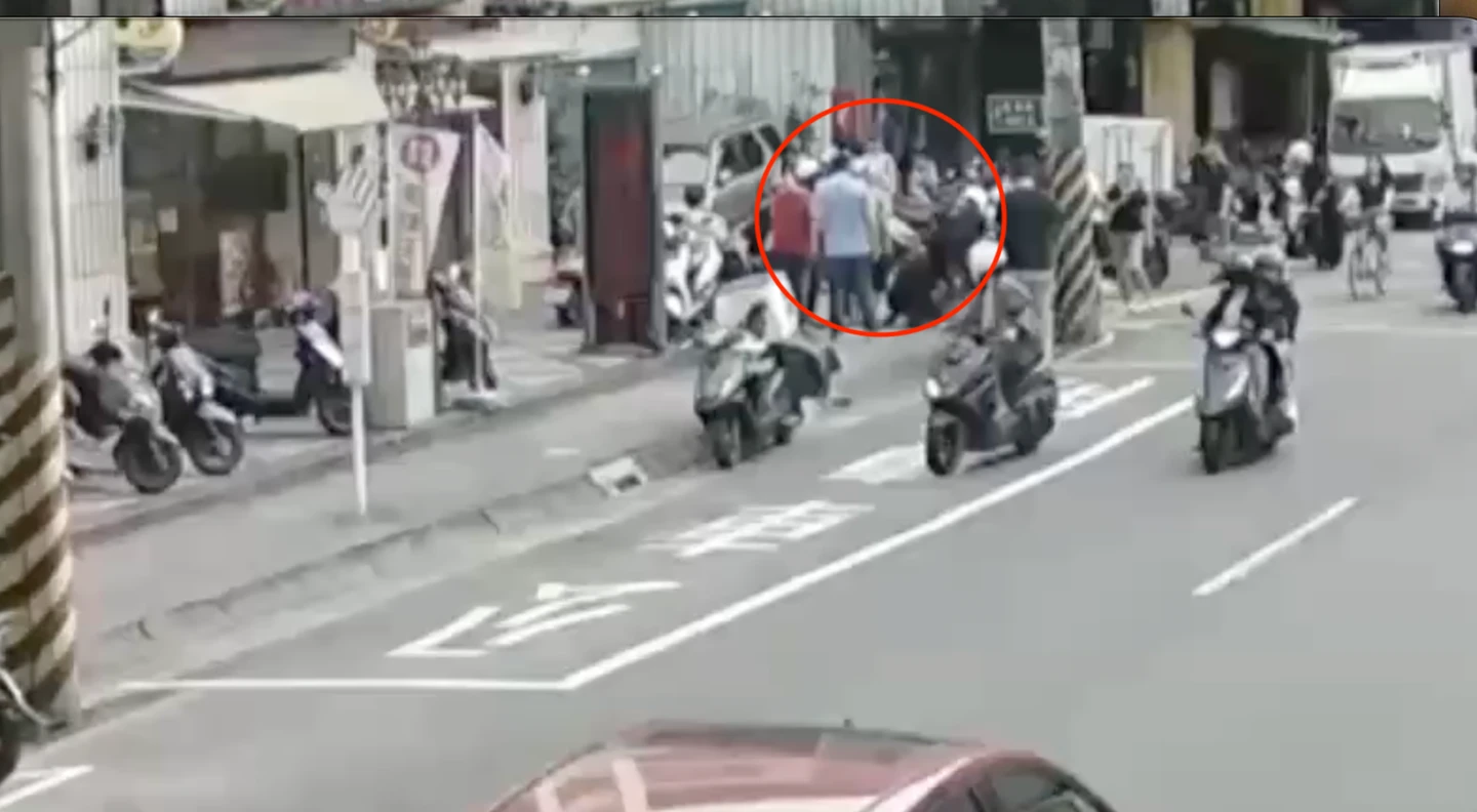 怪男屢跟騷女高中生！外婆急阻被痛毆「肝臟破裂」　里長也重傷