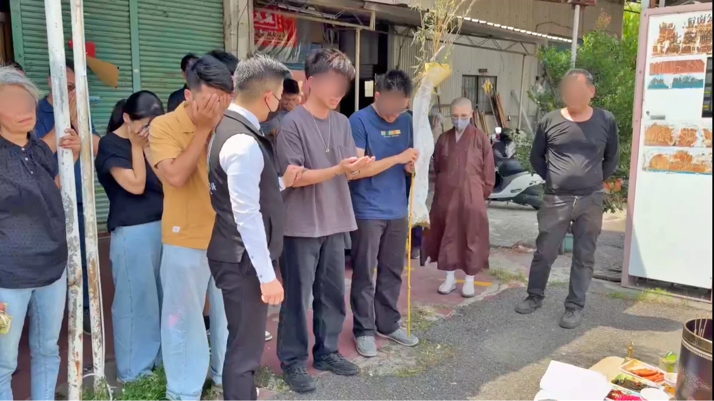 女警車禍亡家屬痛哭招魂！男友悲喊「妳是我永遠的某」擲無筊　哥一句才獲3允杯