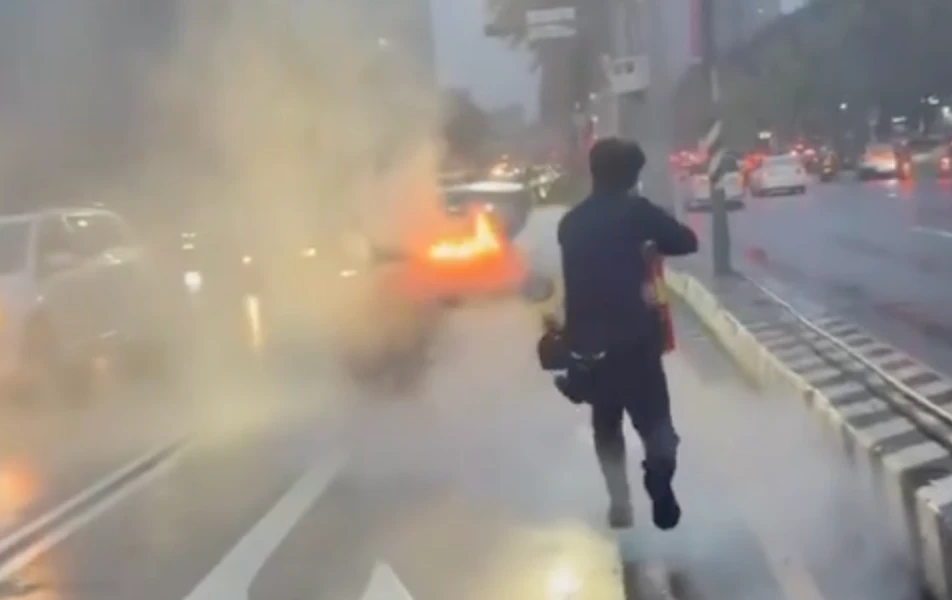 有片｜勇警驚見火燒車！衝回派出所拿滅火器急噴　5分鐘化解危機